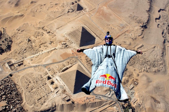 Cedric Dumont Wingsuit Flies Pyramids RedBull Vous Donne Des Ailes