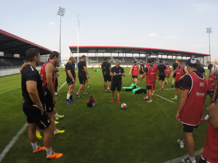 Pierre Mignoni et ses joueurs avant un atelier rugby.